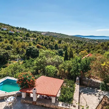 Сasa de vacaciones Cozy In Bobovisca With Outdoor Swimming Pool