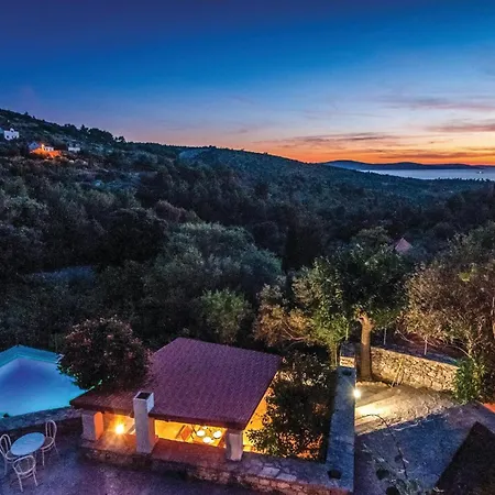 Cozy In Bobovisca With Outdoor Swimming Pool Holiday home *